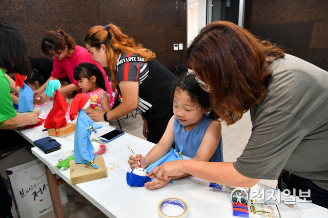 30일 개막하는 정선인형극제를 위해 축제 관계자들과 어린이들이 함께 인형을 만들고 있다. (제공: 정선군청) ⓒ천지일보