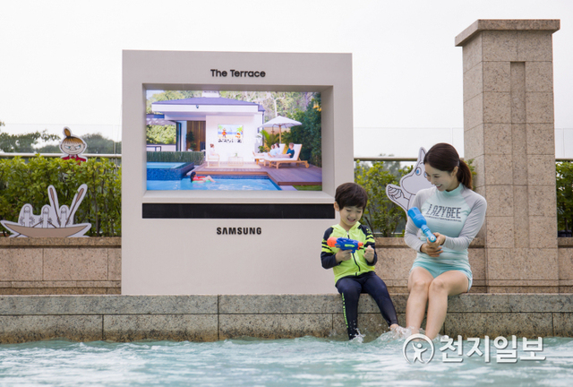 삼성전자가 아웃도어용 라이프스타일 TV ‘더 테라스(The Terrace)’를 국내에서는 처음으로 서울신라호텔 야외 수영장 ‘어번 아일랜드’ 키즈풀에 설치했다고 30일 밝혔다. (제공: 삼성전자) ⓒ천지일보 2020.7.30