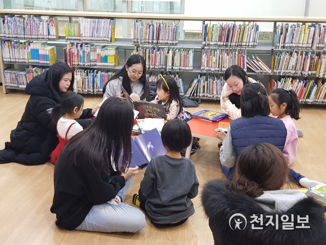 책 읽어주는 청소년 모임이 어린이 도서관에서 어린이들에게 책을 읽어주고 있다. (제공: 의정부시) ⓒ천지일보 2020.7.30