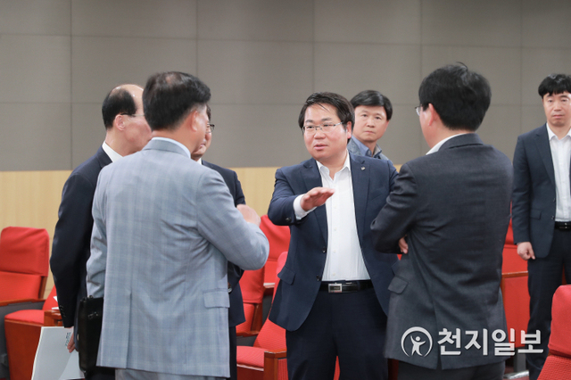 오세현 아산시장이 5월 9일 미래전략과 등 관계자와 함께 국회포럼을 방문해 강소특구 지정 관련 발언을 하고 있다. (제공: 아산시) ⓒ천지일보 2020.7.30
