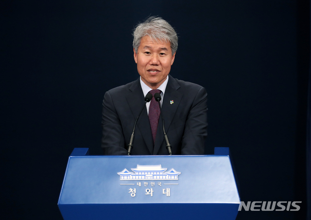 퇴임하는 김수현 대통령비서실 정책실장이 지난해 6월 21일 청와대 춘추관에서 인사말을 하고 있다. (출처: 뉴시스)