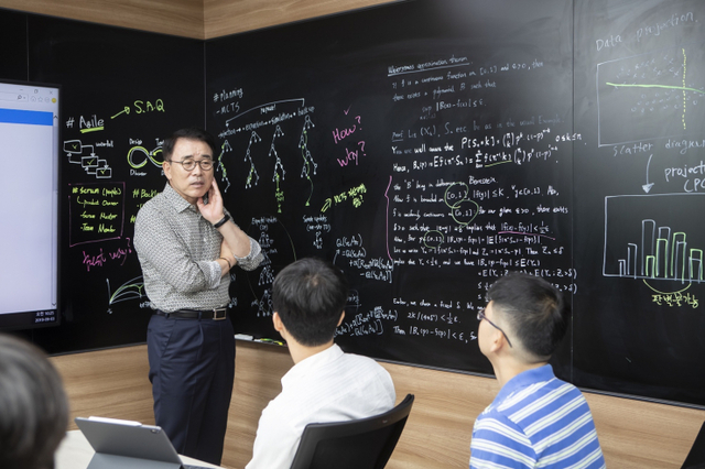 사진은 조용병 신한금융그룹 회장이 신한AI 직원들과 토론하고 있는 모습. (제공: 신한금융)