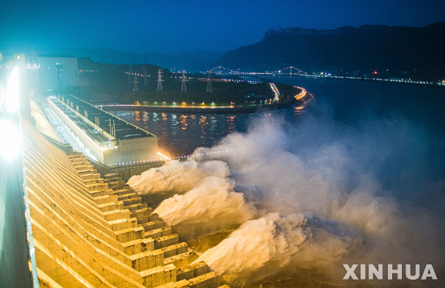 지난 19일(현지시간) 중국 후베이성 이창에 있는 세계 최대 수력발전 댐인 싼샤 댐이 방류하고 있다. (출처: 뉴시스)