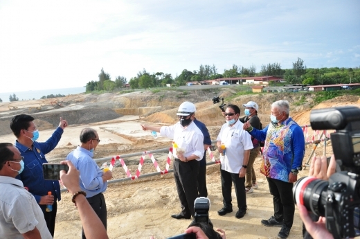 삼성엔지니어링이 660억 규모의 말레이시아 ‘사라왁 메탄올 프로젝트’를 추가 수주했다. 사진은 프로젝트 진행상황 점검 및 격려차 현장을 방문한 아방 압둘 라만 조하리(가운데) 주지사. (제공: 삼성엔지니어링)