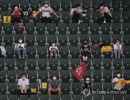 (서울=연합뉴스) 31일 오후 서울 송파구 잠실야구장에서 열린 프로야구 한화와 LG의 경기. 야구팬들이 거리를 두고 앉아 경기를 보고 있다.