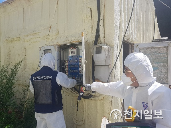 한국전기안전공사 직원이 춘천시 소재 양돈농가에서 전기안전점검을 실시하고 있다. (제공: 농협) ⓒ천지일보 2020.7.31