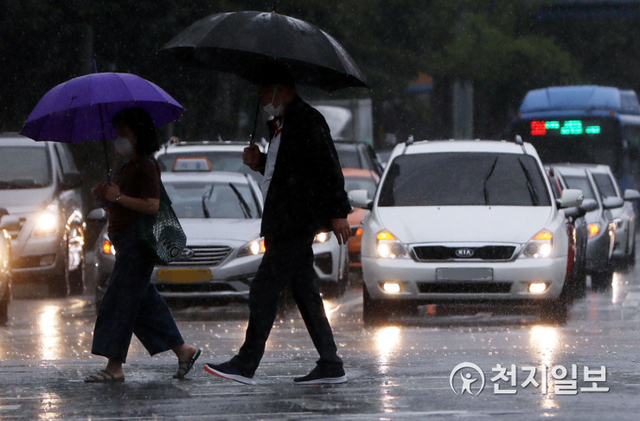 [천지일보=남승우 기자] 전국적으로 비가 내린 23일 오후 서울 용산구 숙대입구역에서 시민들이 우산을 쓴 채 횡단보도를 건너고 있다. ⓒ천지일보 2020.7.23