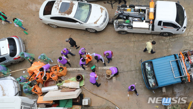 복구작업 분주한 대전 침수피해 아파트[대전=뉴시스] 갑자기 내린 폭우로 침수피해를 입었던 대전 정림동의 한 아파트에서 31일 오전 자원봉사자들이 복구작업을 벌이고 있다.