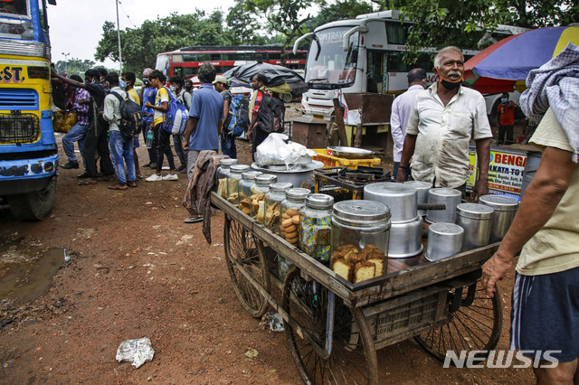 인도에서 주류 판매점이 코로나19로 문을 닫자 손 소독제를 나눠 마신 10명이 사망했다(출처: 뉴시스)