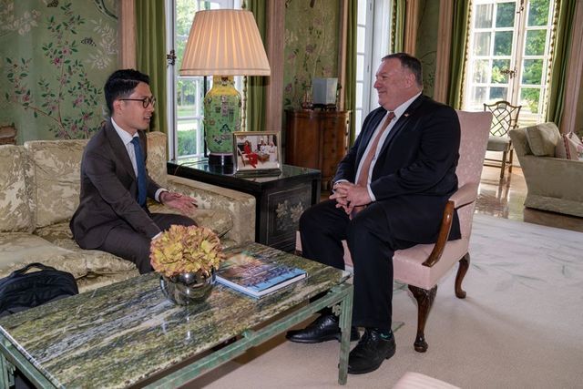 21일(현지시간) 오후 영국 런던 미국 대사관저인 ‘윈필드 하우스’에서 마이크 폼페이오 미국 국무장관이 홍콩 민주화 운동의 주역 중 한명인 네이선 로과 만나 대화를 나누고 있다(출처: 뉴시스)