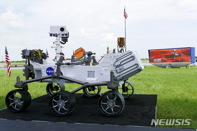 미국 항공우주국(NASA)의 화성 탐사 로버 '퍼서비어런스'가 30일(현지시간) 타틀라스V 로켓에 탑재돼 발사된다. 사진은 29일 플로리다주 케이프 커내버럴 공군기지에 전시돼 있는 '퍼서비어런스' 복제품(출처: 뉴시스)