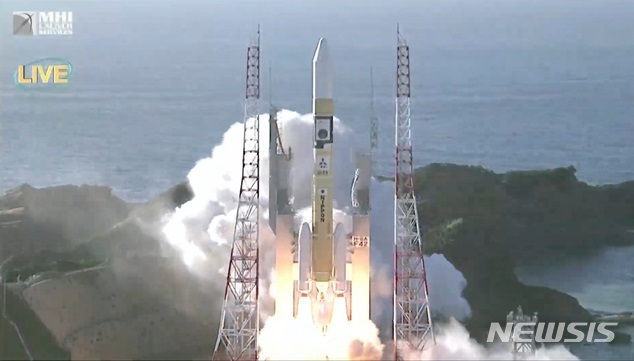 MHI의 유튜브 영상 사진에 20일 일본 남부 미나미타네 다네가시마 우주센터에서 아랍에미리트(UAE)의 화성 탐사선 '아말'(희망)을 탑재한 H-2A 로켓이 발사되고 있다. 출처: 뉴시스)