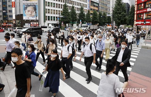 지난 29일 일본 도쿄의 한 횡단보도를 신종 코로나바이러스 감염증(코로나19) 예방을 위해 마스크를 쓴 시민들이 건너고 있다. (출처: 뉴시스)
