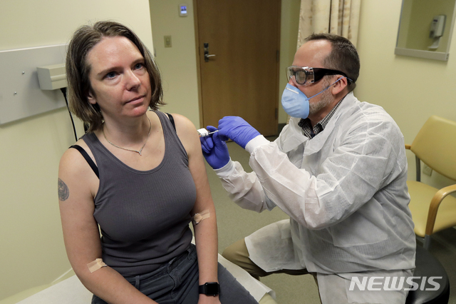 지난 3월 16일 시애틀에서 모더나의 백신 주사를 맞고 있는 한 여성의 모습. (출처: 뉴시스)