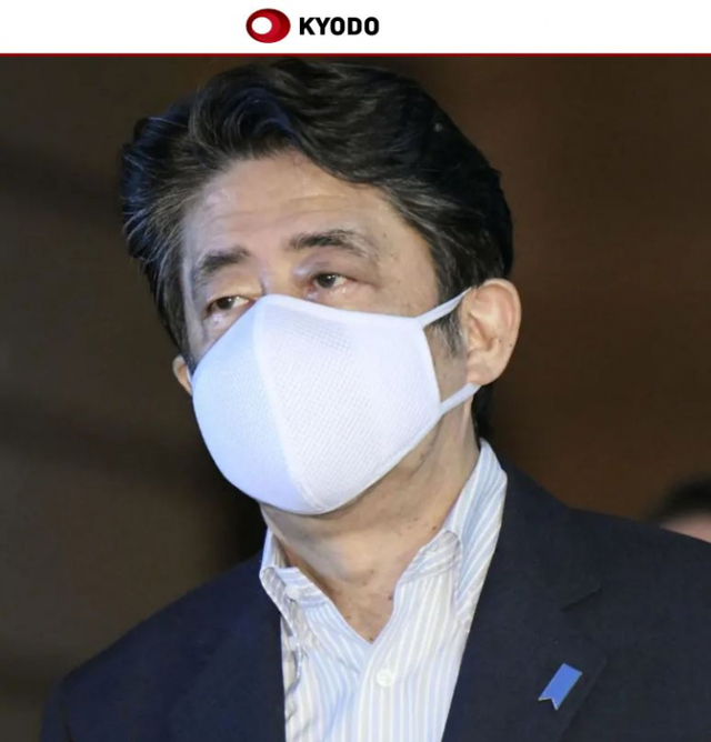 아베 신조(安倍晋三) 일본 총리는 1일 작은 '아베노마스크'(アベノマスク·아베의 마스크) 대신 큰 사이즈의 마스크를 착용하고 있다. (출처: 교도통신) ⓒ천지일보 2020.8.1
