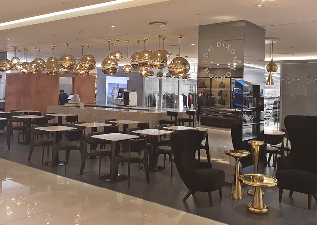 현대백화점은 서울 강남구 압구정본점 4층에 국내 최초로 ‘톰딕슨, 카페 더 마티니(TOM DIXON, CAFE THE MARTINI)’를 오픈했다고 2일 밝혔다. 톰딕슨 카페 더마티니 전경. (제공: 현대백화점)