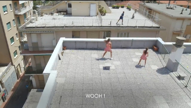 지붕 위에서 테니스 대결을 벌이는 페더러(위)와 이탈리아 소녀들. (출처: ATP 투어 소셜 미디어 동영상 화면 캡처, 연합뉴스)