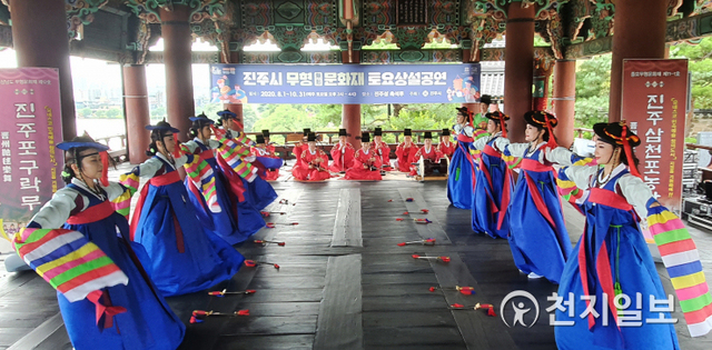 [천지일보 진주=최혜인 기자] 지난 1일 경남 진주성 촉석루에서 진주삼천포농악과 진주검무, 포구락무, 신관용류 가야금산조, 오광대 등의 보유자·이수자들이 참석한 가운데 ‘무형문화재 토요상설공연’이 열리고 있다.‘토요상설공연’은 이달부터 오는 10월까지 매주 토요일 촉석루에서 열린다. (제공: 진주시) ⓒ천지일보 2020.8.2
