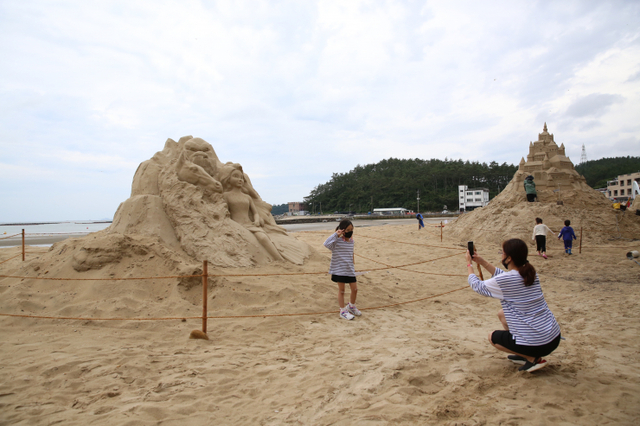 해남 송호해변에 세워진 대형 모래조각품. (제공: 해남군) ⓒ천지일보 2020.8.3