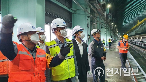 한국남부발전 신정식 사장(왼쪽 세 번째)이 삼척발전본부에서 안정적 전력공급을 위한 현장 설비점검을 하고 있다. (제공: 한국남부발전) ⓒ천지일보 2020.8.3