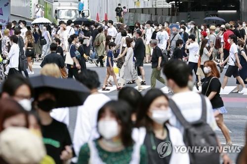 2일 마스크 쓴 사람들로 붐비는 도쿄 도심 거리. (도쿄 교도=연합뉴스)