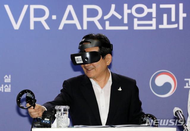 정세균 국무총리가 3일 오후 서울 마포구 상암동 한국가상증강현실콤플렉스에서 열린 '제1차 규제혁신 현장대화'에서 VR 체험을 하고 있다. (출처: 뉴시스)