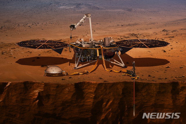 미국항공우주국(NASA)의 화성탐사선 인사이트가 26일(한국시간 27일) 화성에 착륙한다. 사진은 인사이트가 화성 적도 인근 엘리시움 평원에서 지하탐사를 펼치고 있는 모습을 그린 가상도. (출처: 뉴시스)