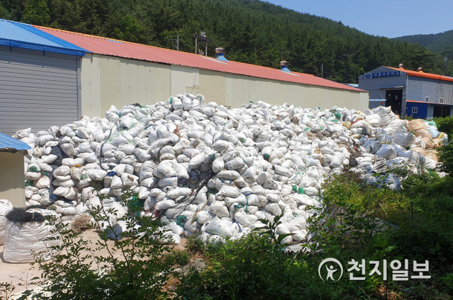 문산읍 상문리 소재 공장의 폐기물 400여톤 불법적치 모습. (제공: 진주시) ⓒ천지일보 2020.6.17