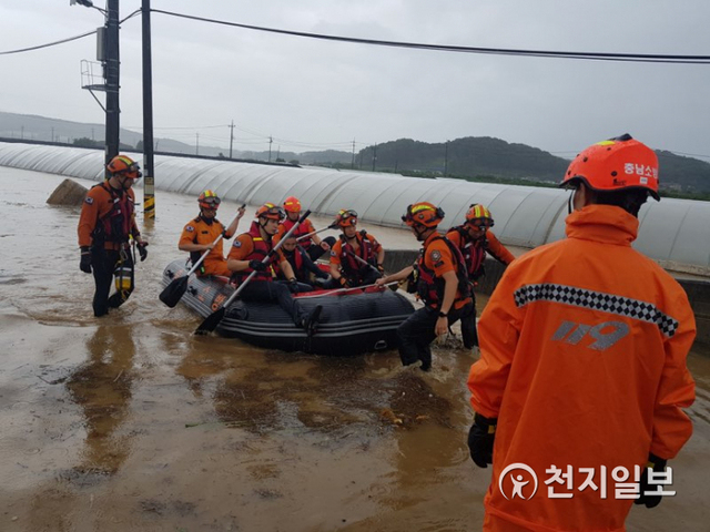 천안동남소방서 구조대원들이 3일 집중호우로 고립된 주민들을 구조하고 있다. (제공: 천안동남소방서) ⓒ천지일보 2020.8.4