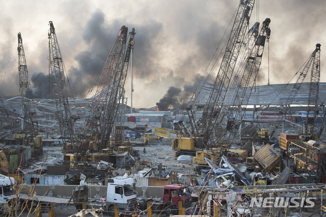 4일(현지시간) 레바논 수도 베이루트 항구에서 대규모 폭발사고가 일어나 처참하게 파괴된 현장에서 연기가 피어오르고 있다. (출처: 뉴시스)