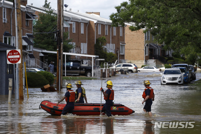 열대성 폭풍 이사이아스로 인해 침수된 미국 필라델피아 시내에서 소방구조대가 4일(현지시간) 고무보트를 이용해 구조활동을 펴고 있다. (출처: AP/뉴시스)