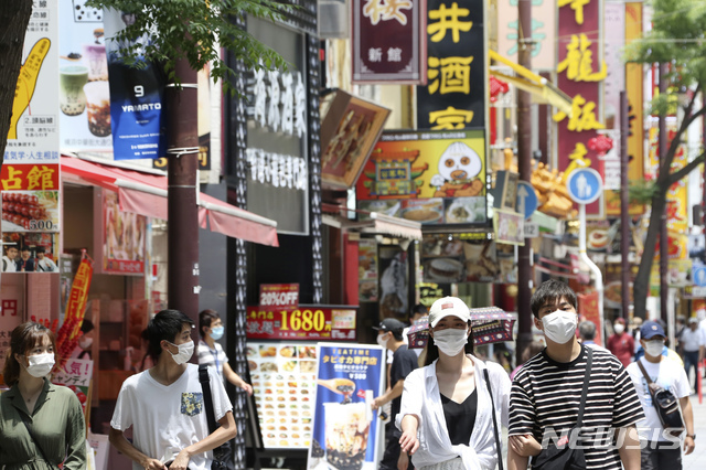 지난 3일 일본 도쿄 인근 요코하마 차이나타운에서 신종 코로나바이러스 감염증(코로나19) 예방을 위해 마스크를 쓴 사람들이 걷고 있다. (출처: 뉴시스)