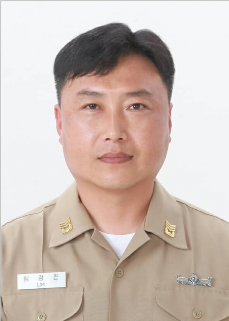 영산강에 투신한 여중생을 구한 해군 임경진(44) 상사. (제공: LG)