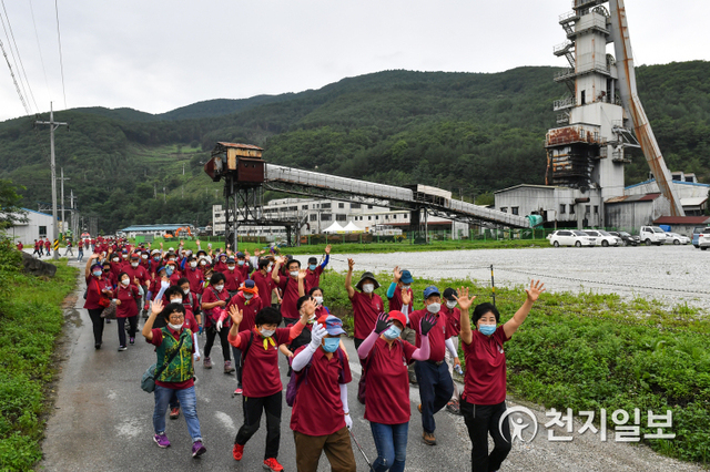 사북항쟁 40주년 기념 사북민주항쟁동지회와 (재)3.3 기념회 회원들이 옛 뿌리공원 일원에서 광부 옛길 도보 순례 행사를 진행하고 있다. (제공: 정선군청) ⓒ천지일보 2020.8.7