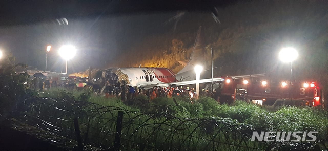 7일(현지시간) 인도 케랄라주 캘리컷 국제공항에서 에어인디아 익스프레스 여객기가 착륙하려다 사고를 당했다. (출처: 뉴시스)