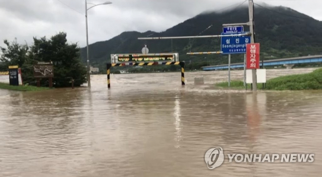 남부지방에 폭우가 내리면서 8일 오전 전남 구례군 섬진강의 물이 불어 범람 위기에 놓여 있다. 2020.8.8 (출처: 연합뉴스)