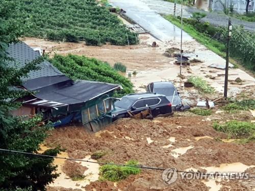 산사태 피해를 입은 가옥과 차량. (출처: 연합뉴스)