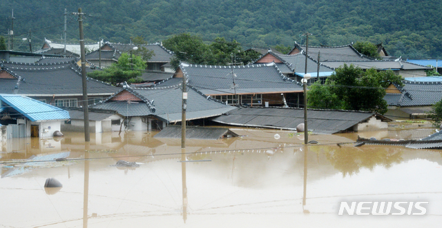 [순창=뉴시스] 연이은 폭우로 전북지역에 호우경보가 발령된 8일 전북 순창군 외이마을이 빗물로 침수돼 있다. 2020.08.08.
