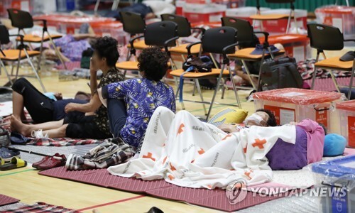 (구례=연합뉴스) 8일 오후 전남 구례군 구례읍 구례여중에 마련된 대피소에서 주택이 침수된 이재민들이 휴식을 취하고 있다.