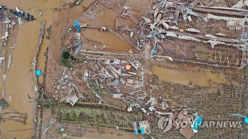폐허가 된 비닐하우스(구례=연합뉴스) 9일 오전 전남 구례군 구례읍의 비닐하우스가 전날 침수 피해로 주저앉아 있다.