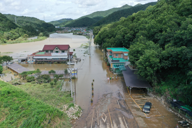 390㎜의 폭우가 쏟아진 나주 구진포 장어식도락 거리에 1층 높이까지 차 올랐던 물이 빠지고 있다. (제공: 나주시)  ⓒ천지일보 2020.8.9