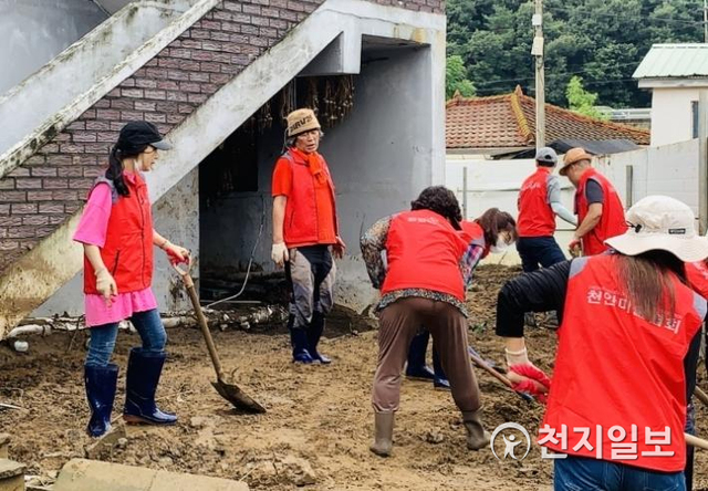 ㈔한국미술협회 천안지부 회원들이 9일 집중폭우로 어려움을 겪고 있는 천안시민들의 수해복구를 위해 자원봉사에 나섰다. (제공: ㈔한국미술협회 천안지부) ⓒ천지일보 2020.8.9