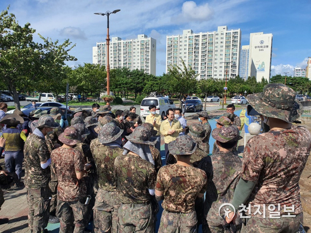 김종식 목포시장이 9일 현장에서 수고하는 군부대 장병들과 작업 인부들을 격려하고 있다. (제공: 목포시) ⓒ천지일보 2020.8.9