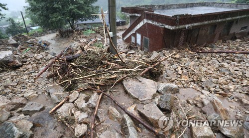 8일 오전 전북 남원시 산동면 대상리 요동마을에서 산사태가 발생해 바위와 토사가 인근 주택을 덮쳤다. (출처: 연합뉴스)