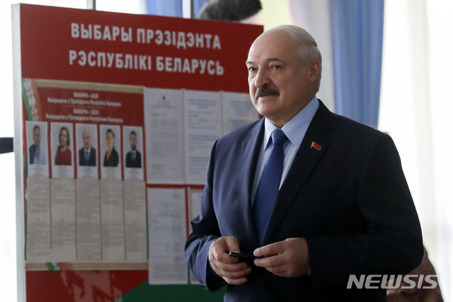 알렉산드르 루카셴코(65) 벨라루스 대통령이 9일(현지시간) 대선에서 승리해 여섯 번째 임기를 이어가게 됐다. 사진은 이날 민스크 투표소를 방문한 루카셴코 대통령. (출처: 뉴시스)