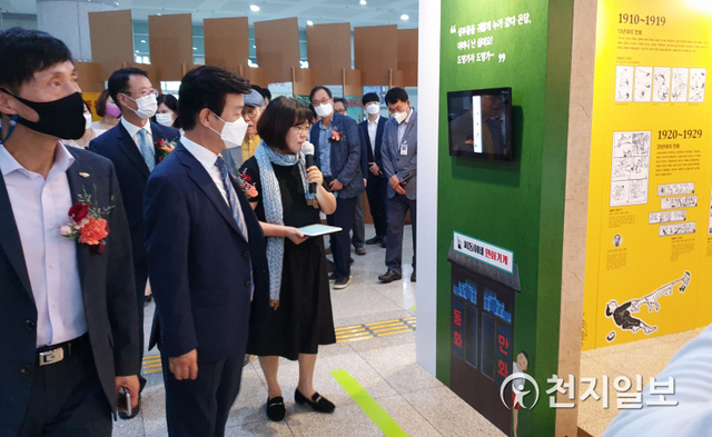 [천지일보 진주=최혜인 기자] 진주소년운동 100주년을 맞아 10일부터 오는 23일까지 시청 1층 로비에서 ‘진주소년운동 기념전’이 열린 가운데 조규일 시장과 이상영 시의회 의장을 비롯한 관계자들이 전시회를 둘러보고 있다. ⓒ천지일보 2020.8.10