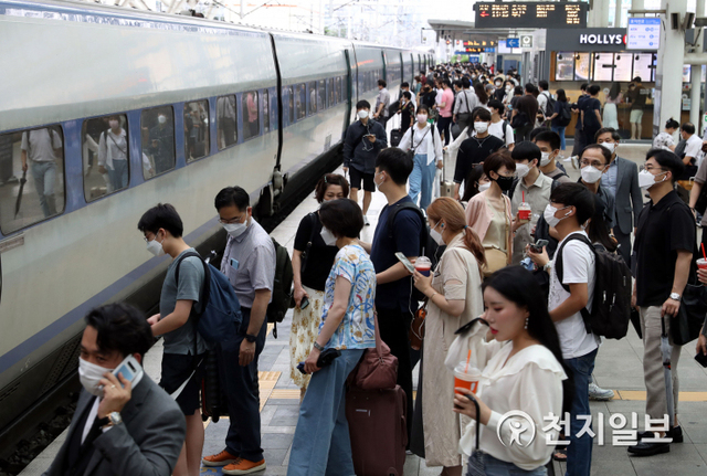 [천지일보=남승우 기자] 휴가철을 맞은 1일 오후 서울역에서 승객들이 열차에 탑승하고 있다. ⓒ천지일보 2020.8.1