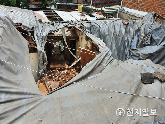 [천지일보=김인우 수습기자] 11일 오전 신길동 한 주택 지붕이 폭우로 붕괴돼 있다. ⓒ천지일보 2020.8.11