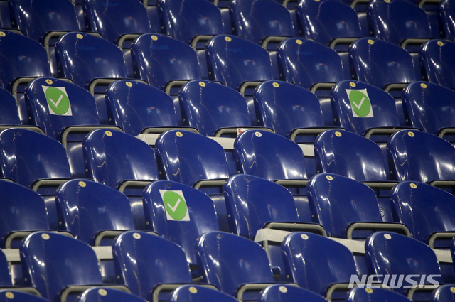 독일 겔젠키르헨의 벨틴스 아레나에서 열린 유로파리그 4쿼터 결승전 FC 샤흐타르 도네츠크와 FC 바젤의 경기 관중석에는 빈 의자가 놓여 있다. (출처: 뉴시스)