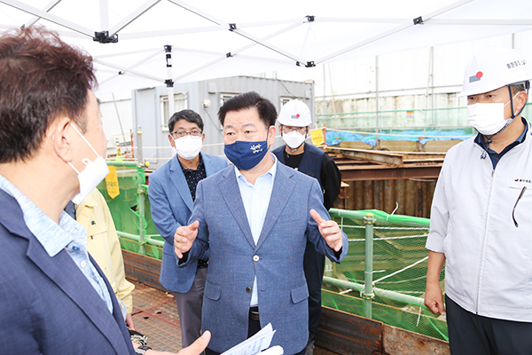 박승원 광명시장이 11일 광명7동 공사현장을 점검하고 있다. (제공: 광명시청) ⓒ천지일보